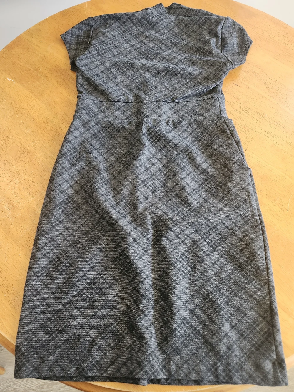 Dynamite Fitted Gray Plaid Midi Sheath Dress With Stretch - Picture 6 of 7